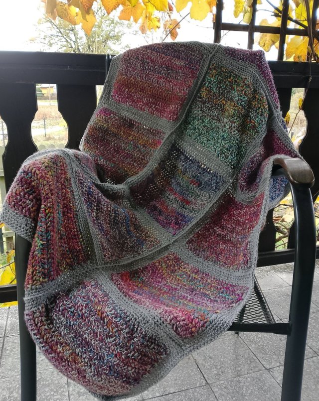 Narzuta w szarościach wykonana z kwadratów