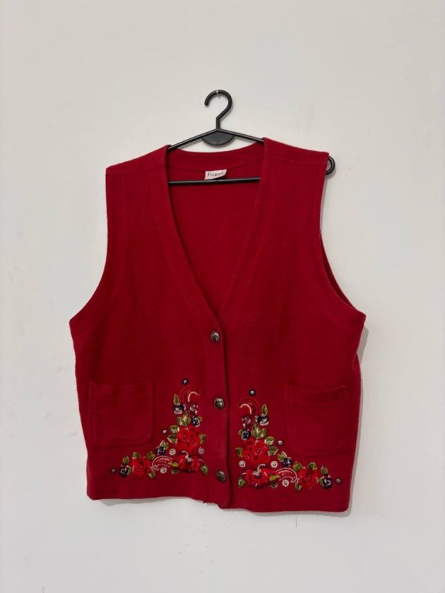 Czerwona kamizelka z haftem kwiatowym Frappé XL XXL