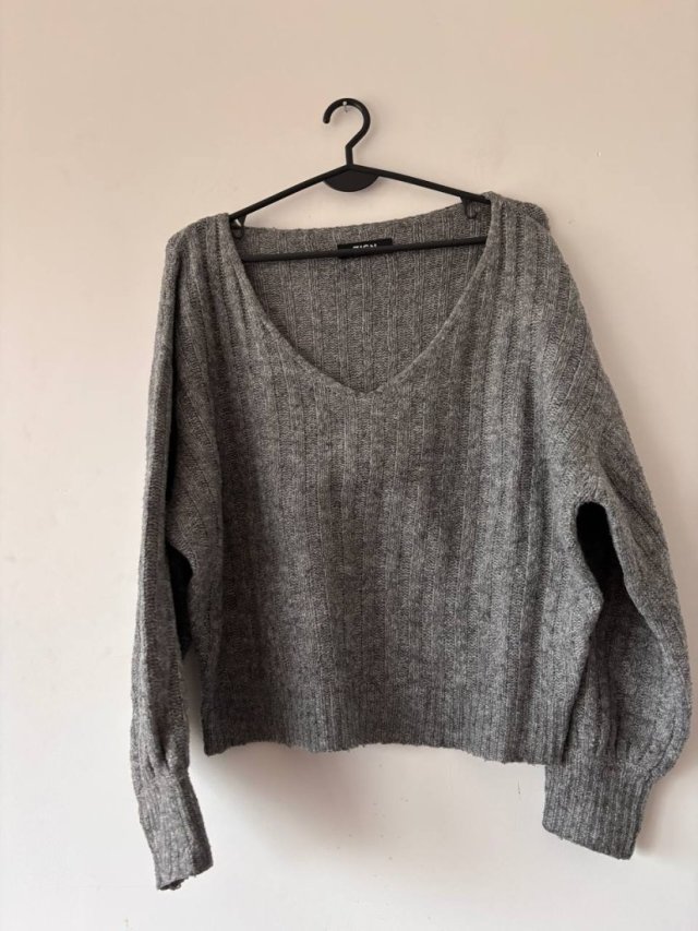 Szary sweter ZIGN z dekoltem V, prążkowany, oversize M/L/XL