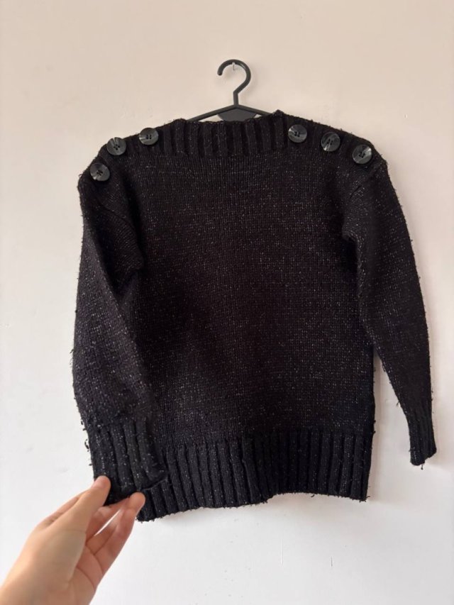 Czarny sweter COLLOSEUM z guzikami na ramionach, miękki, XS/S