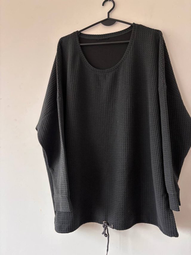 Czarny oversize sweter z regulowanym dołem, strukturalna dzianina, 7XL/8XL