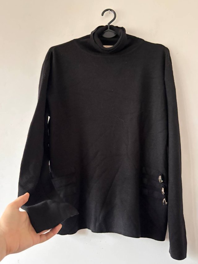 Czarny golf z ozdobnymi paskami na rękawach Authentic Clothing Company, rozmiar M