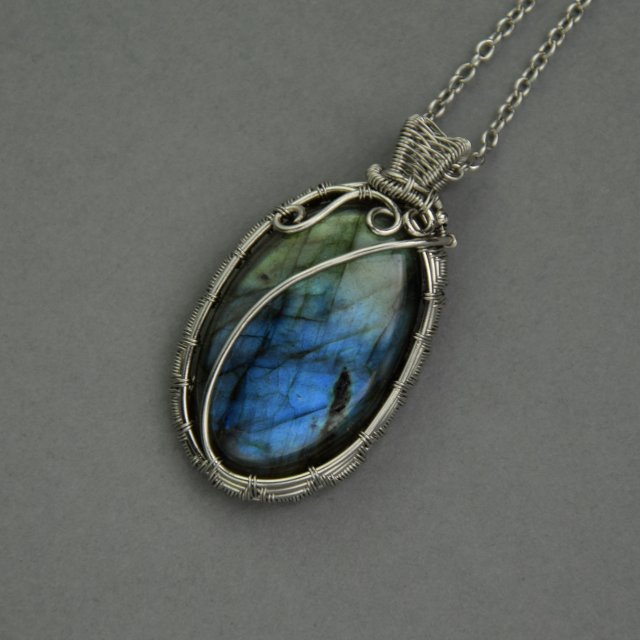 Wisiorek z labradorytem, wire wrapping, stal chirurgiczna, labradoryt wisior