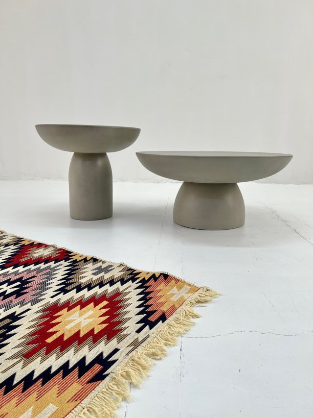 stolik okrągły boczny kawowy z mikrocementu szaro-beżowy