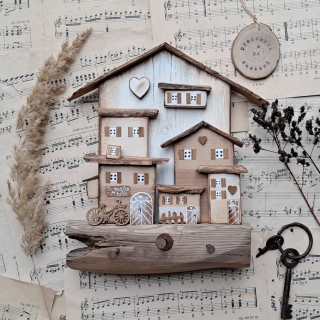 Rustykalny wieszak z jasnym miasteczkiem on 1