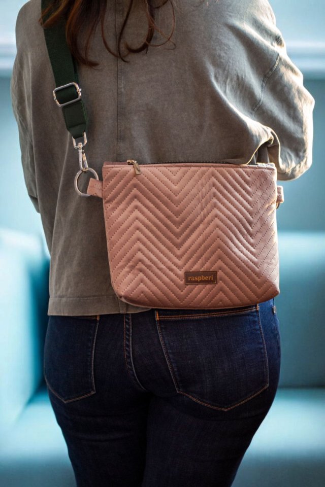 Pikowana kopertówka w kolorze pudroworóżowym