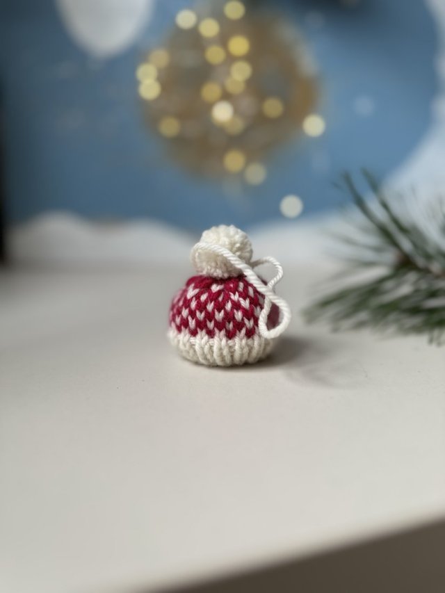 Ozdoba choinkowa, zawieszka, mini-czapeczka, biało-różowa