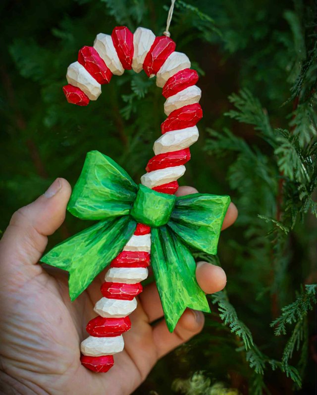Ręcznie rzeźbiona ozdoba świąteczna z drewna – Cukrowa laska