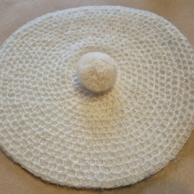 Unikatowy beret z moherowej włóczki.