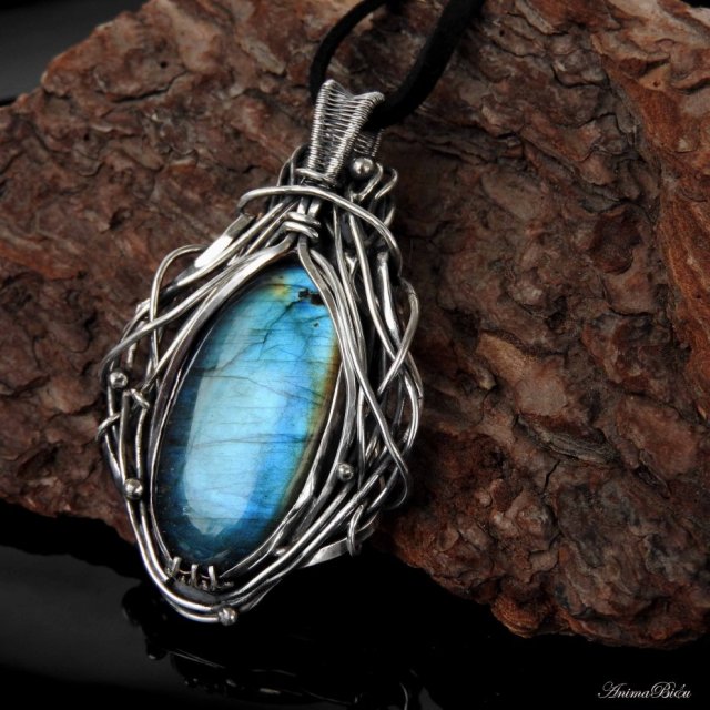 Wisiorek srebrny z błękitnym labradorytem