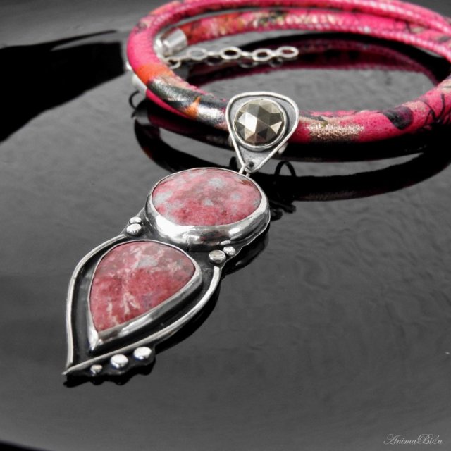 Naszyjnik srebrny z thulitem i pirytem