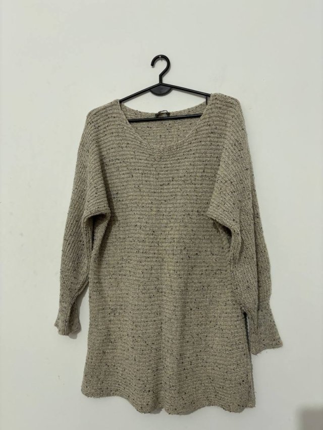 Beżowy sweter oversize melanżowy L–XL, miękki luźny krój, długi model