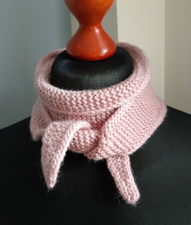 Zwężany szalik na drutach