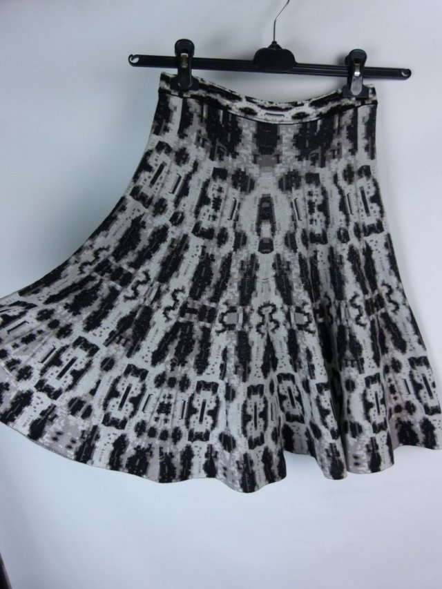 BCBG MaxAzria dzianinowa spódnica do kolan jedwab / S