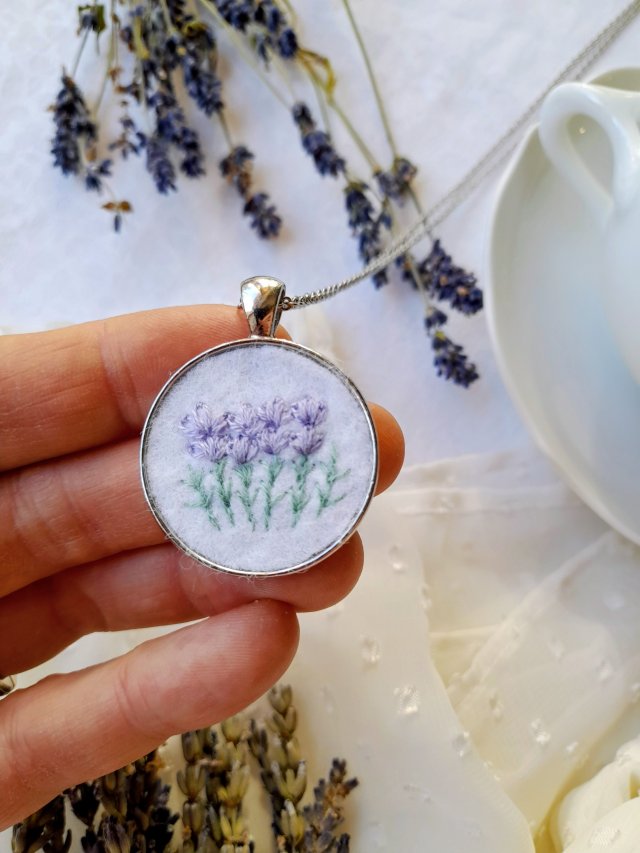 Naszyjnik haftowany ręcznie Lawendowy poranek
