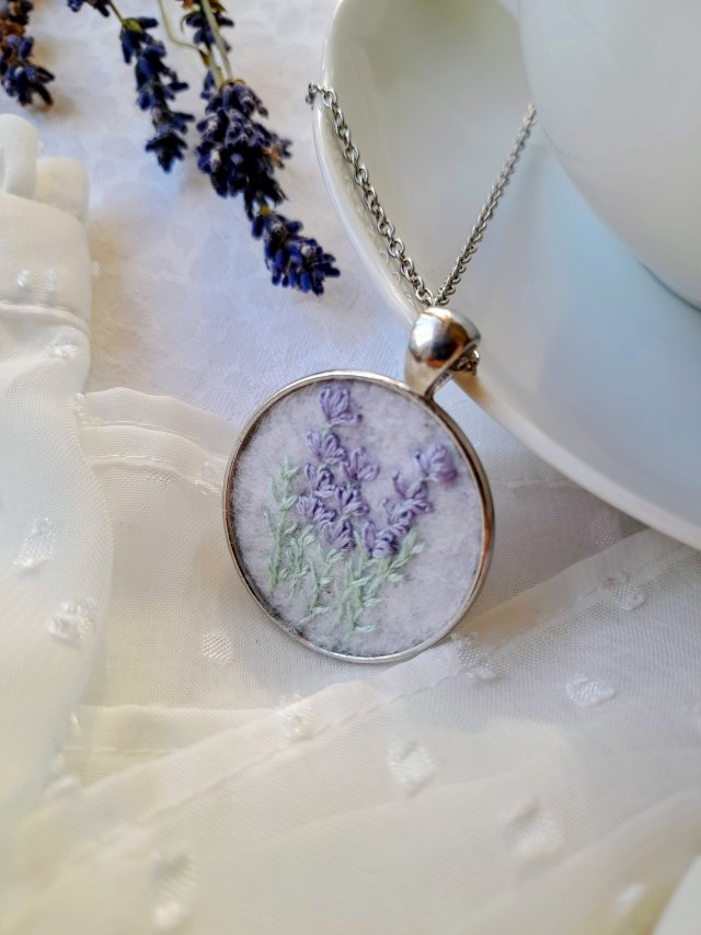 Naszyjnik haftowany ręcznie Lawendowy poranek 2