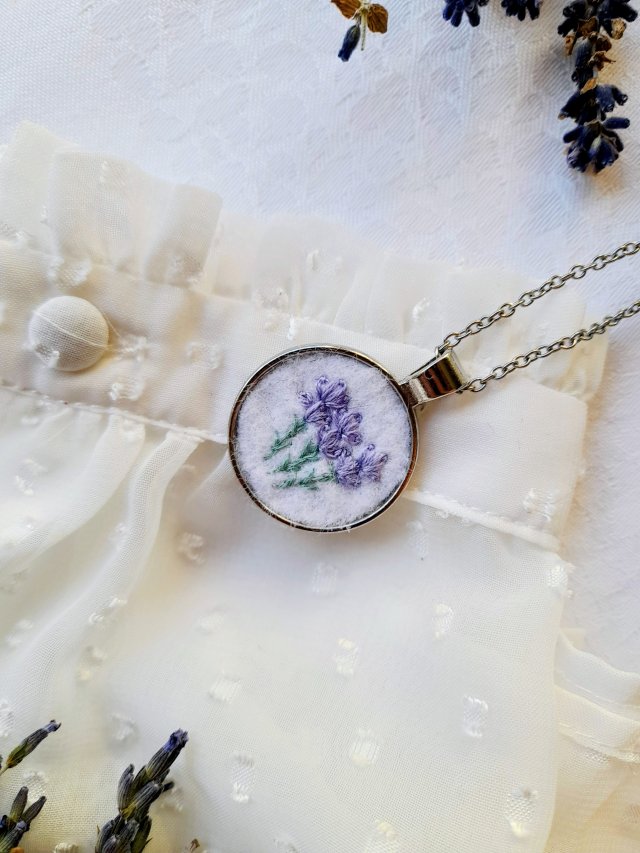 Naszyjnik haftowany ręcznie Lawendowy poranek mały