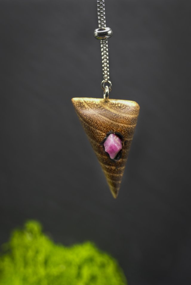 RUBIN naturalny - Wisiorek z drewna akacji, amulet zamknięty w kawałku drewna, Wood Pendant, Wooden Jewelry, biżuteria z drewna