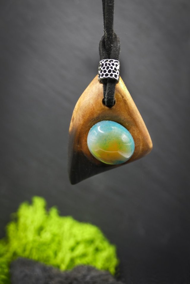 Agat zielony - Wisiorek z drewna brzozy, amulet zamknięty w kawałku drewna, Wood Pendant, Wooden Jewelry, biżuteria z drewna