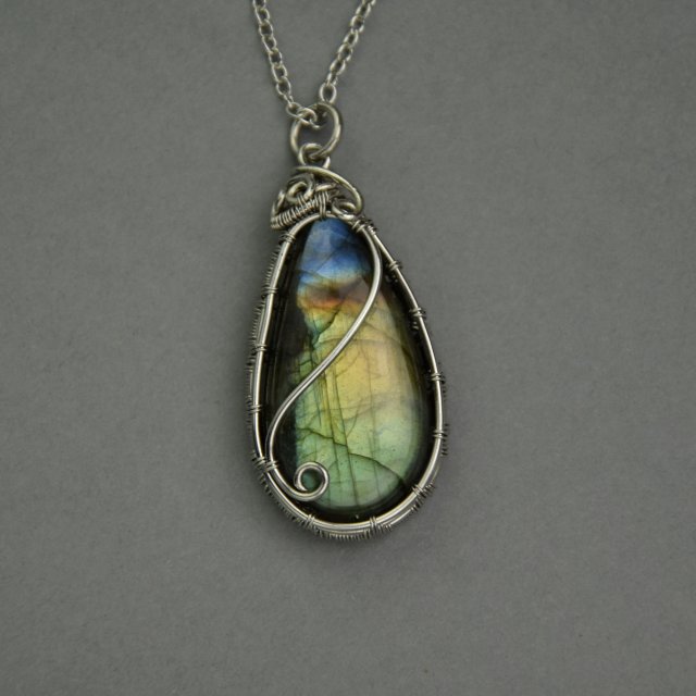 Wisiorek z kolorowym labradorytem, wire wrapping, stal chirurgiczna, labradoryt wisior