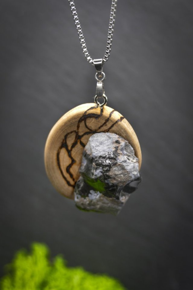 Obsydian śnieżny - Wisiorek z drzewa owocowego, amulet zamknięty w kawałku drewna, Wood Pendant, Wooden Jewelry, biżuteria z drewna