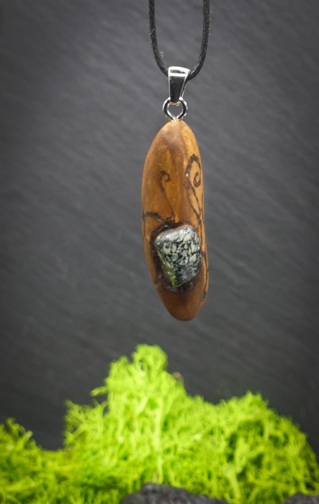 Serpentynit- Wisiorek z drzewa brzozy, amulet zamknięty w kawałku drewna, Wood Pendant, Wooden Jewelry, biżuteria z drewna