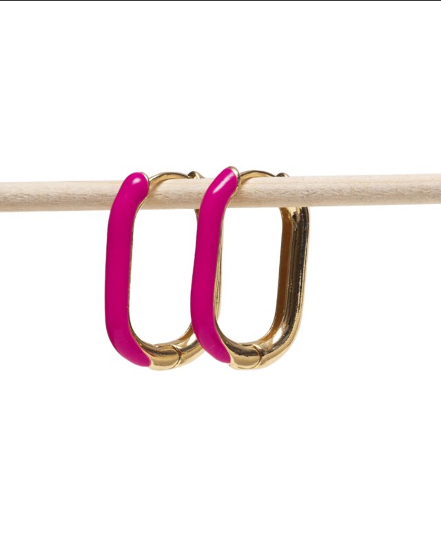 Modne kolczyki pozłacane na lato. Fuksja