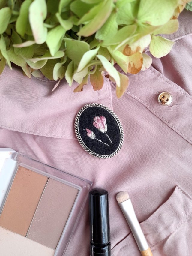 Broszka Magnolie wieczorową porą haft ręczny