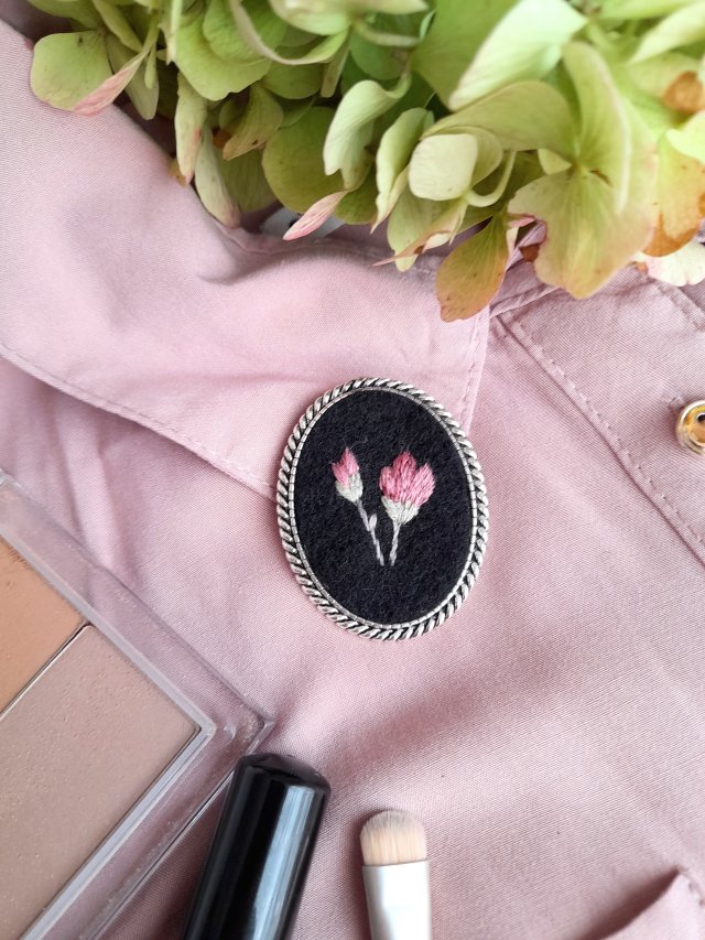 Broszka Magnolie wieczorową porą pionowa