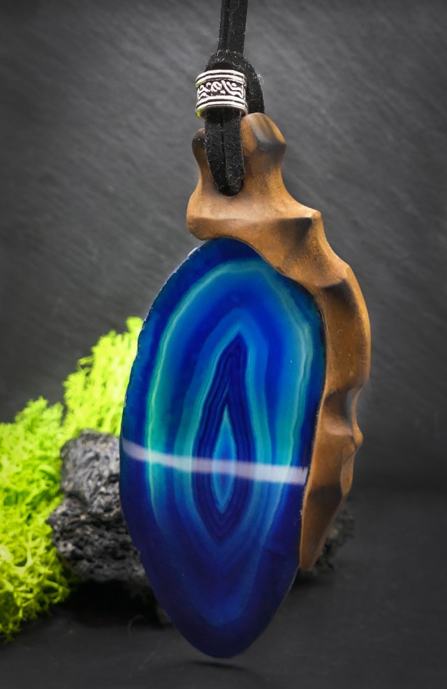 Agat niebieski - Wisiorek z drzewa lipy, amulet zamknięty w kawałku drewna, Wood Pendant, Wooden Jewelry, biżuteria z drewna