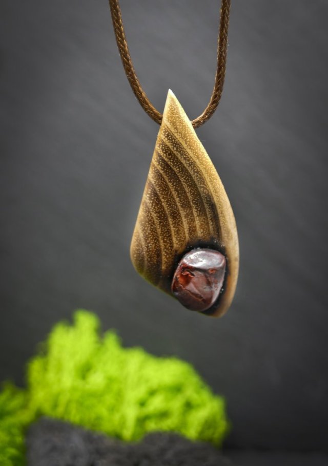 wiśniowy mokait - Wisiorek z drzewa akacji, amulet zamknięty w kawałku drewna, Wood Pendant, Wooden Jewelry, biżuteria z drewna