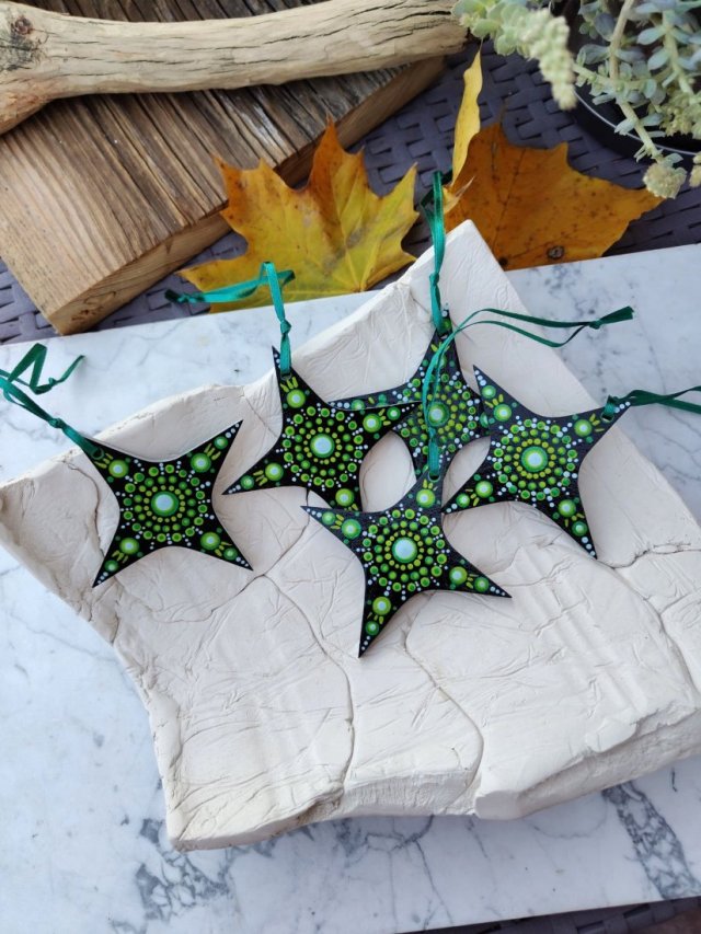 Świąteczne gwiazdki – ręcznie malowane zawieszki na choinkę