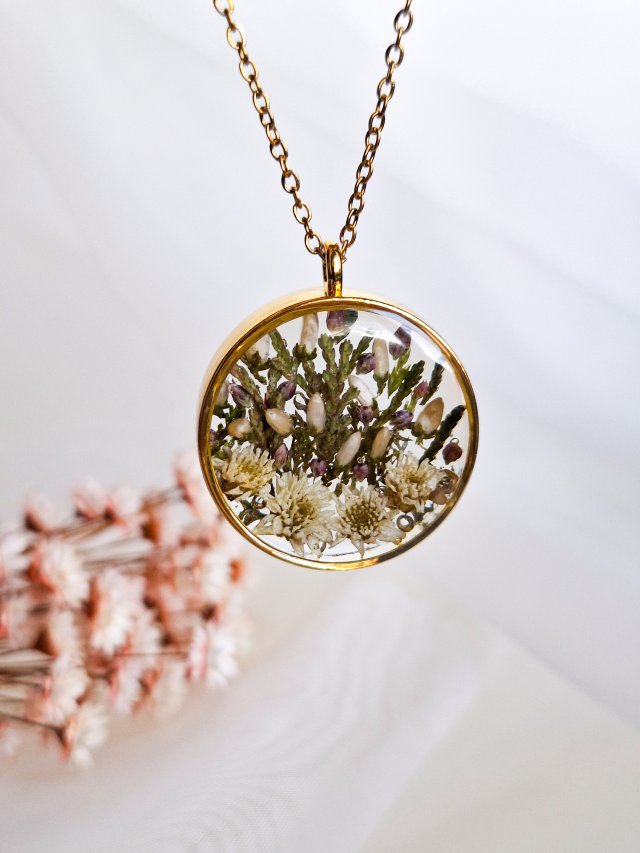 Wisiorek z żywicy z suszonymi kwiatami