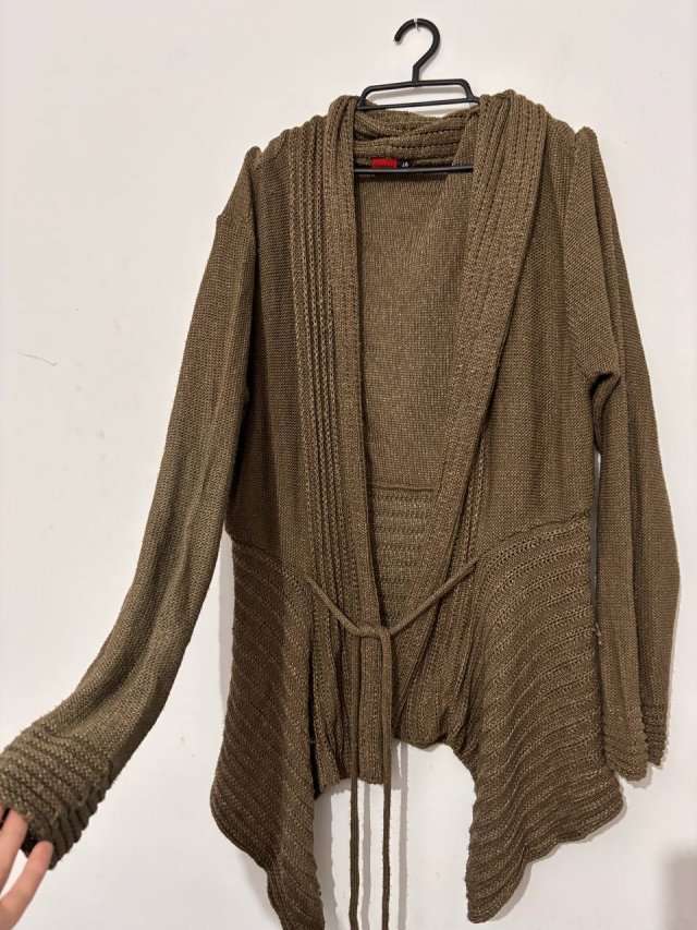 Brązowy lekki kardigan oversize z wiązaniem i ażurowym dołem Diversi