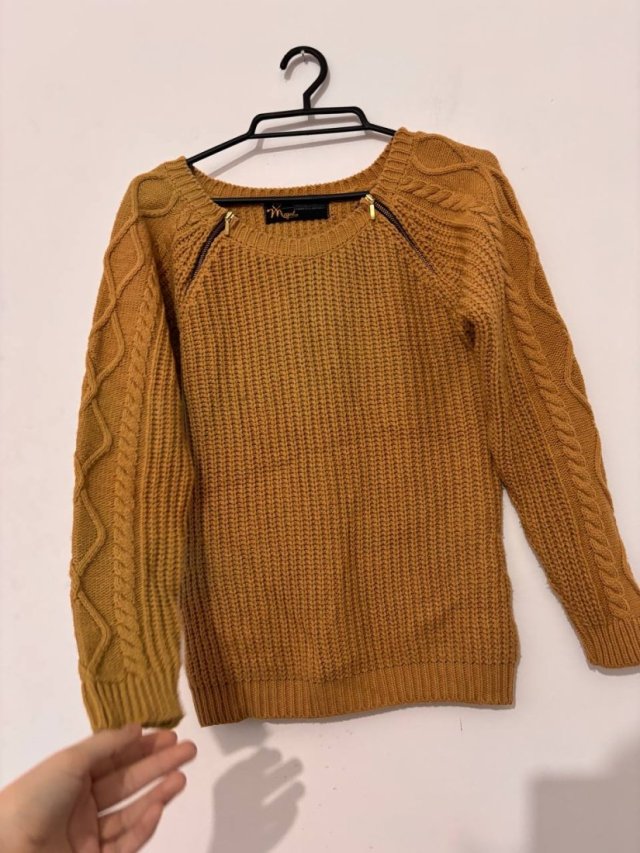 Ciepły model z ozdobnymi zamkami i warkoczowymi rękawami, kolor musztardowy