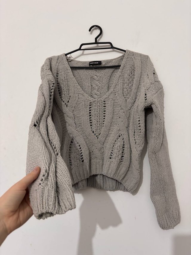 Szary ażurowy sweter z grubym splotem, krótszym fasonem i głębokim dekoltem S Tally Weijl