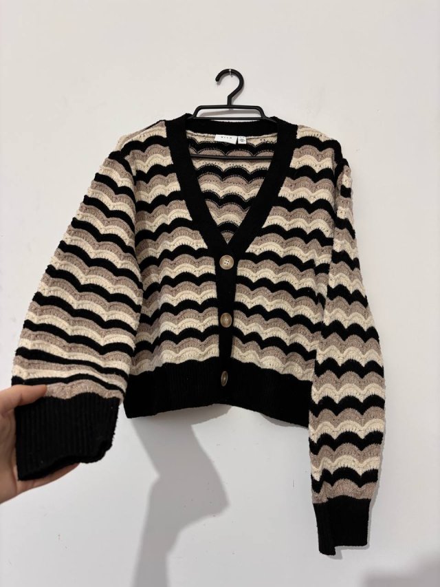 Stylowy sweter VILA w czarno-beżowy wzór fal, miękki, wygodny, zapinany na guziki M