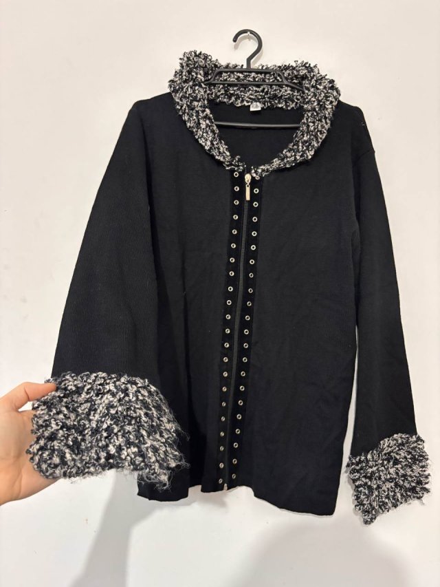 Czarny kardigan vintage grunge z frędzlami tweedowymi, zapinany na suwak z nitami,