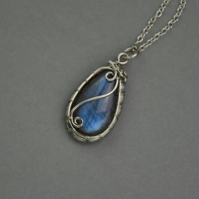 Wisiorek z niebieskim labradorytem, wire wrapping, stal chirurgiczna, labradoryt wisior