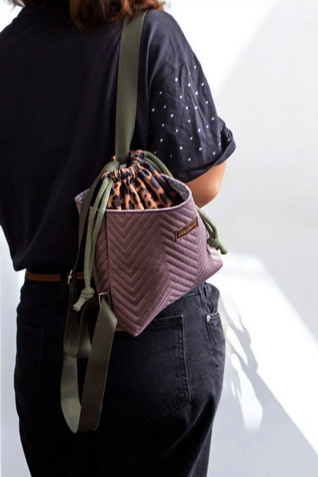 Welurowy pikowany workoplecak mini panterka