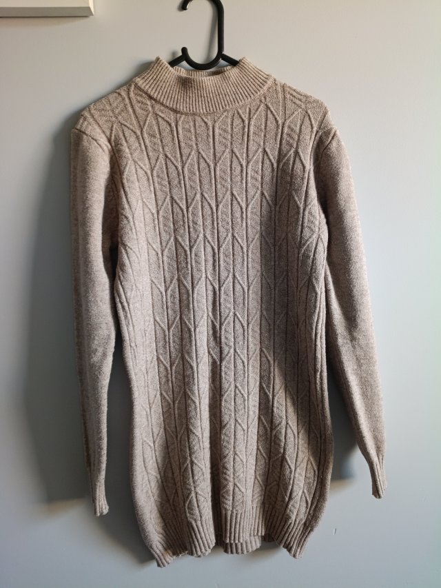 Beżowy pleciony sweter. Miękki i bardzo ciepły.