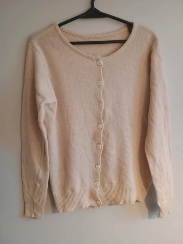 Kardigan wełniany. 80 % wełna jagnięca.