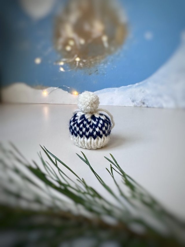 Ozdoba choinkowa, zawieszka, mini-czapeczka, biało-granatowa