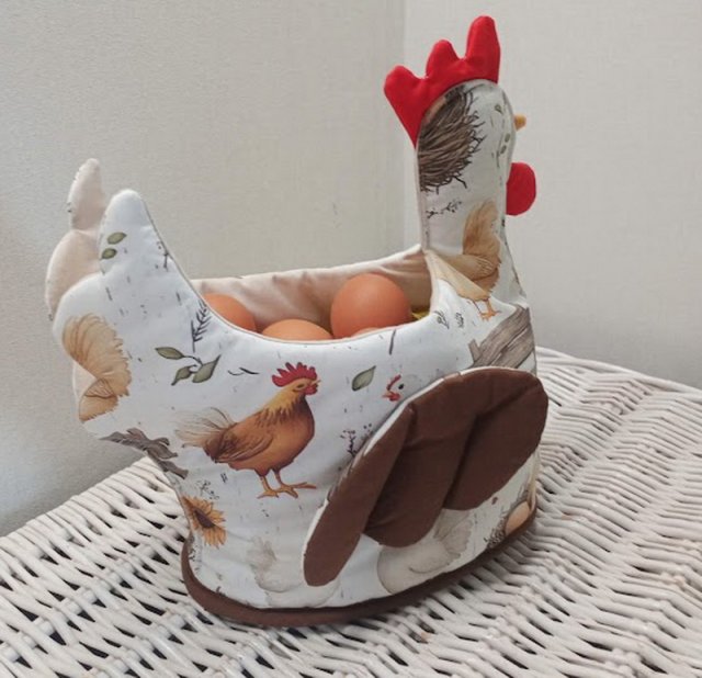 Kura  na jajka, owoce itp..