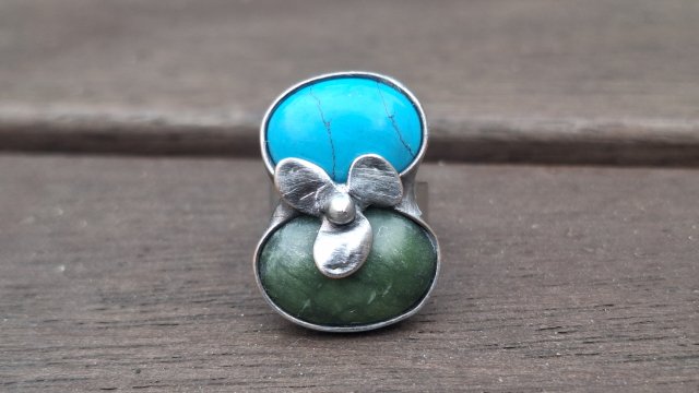 Z kwiatkiem - pierścionek regulowany