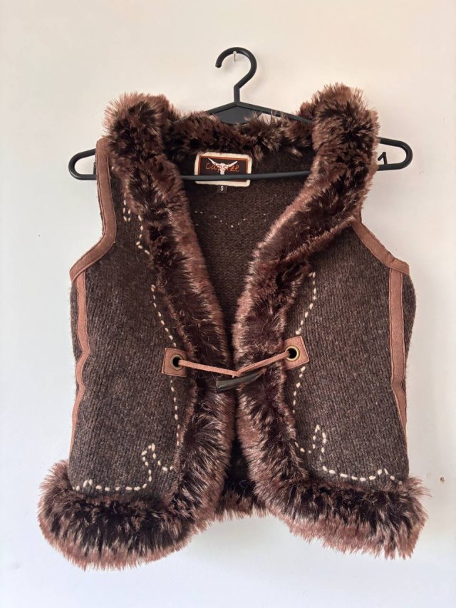 Brązowa futrzana kamizelka Capsize, wełna jagnięca, rozmiar S, ciepły model zimowy