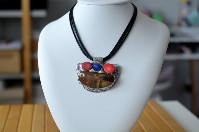 naszyjnik z witrażowym wisiorem TRIOS tygrysie oko, koral, jadeit