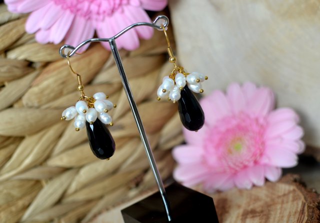 KOLCZYKI CLASSICO onyks i perełki słodkowodne