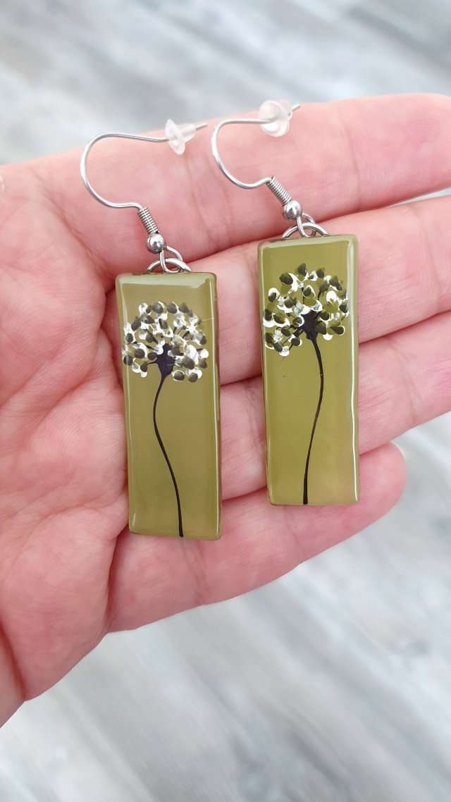 KOLCZYKI ZE SZKŁA WZÓR KWIAT NA OLIWKOWYM TLE