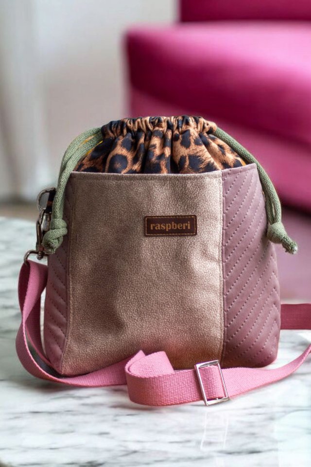 Welurowa listonoszka z kominem w panterkę